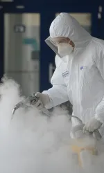 Pracownik czyszczący suchym lodem